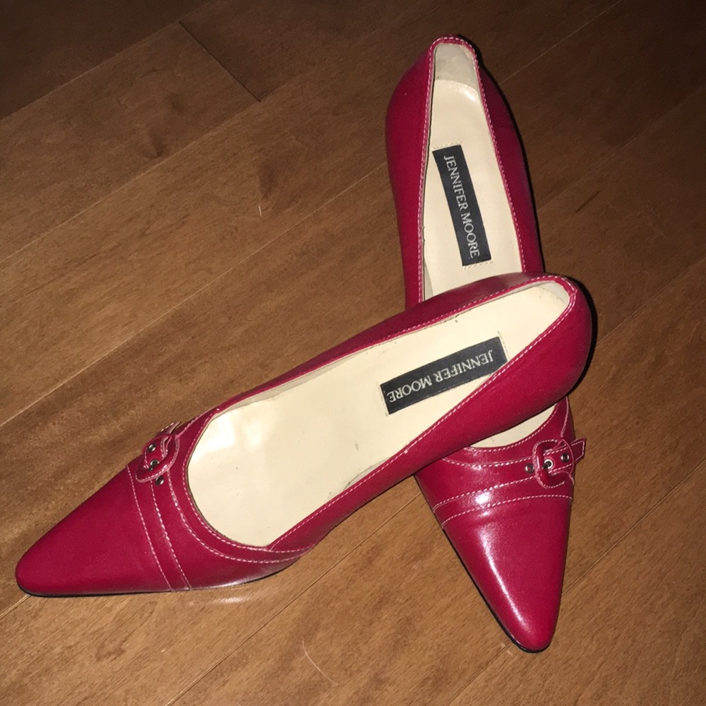 Jennifer Moore red leather 👠